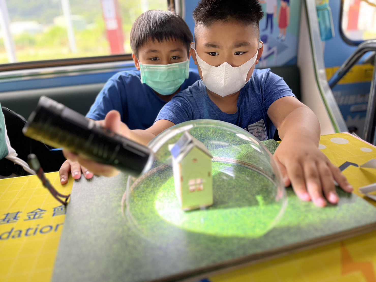 PA视讯參與基礎科學主題車廂，以STEAM教學精神，設計「逐日科學家」、「太陽能工程師」以及「淨零建築師」三大能源科普課程和實驗